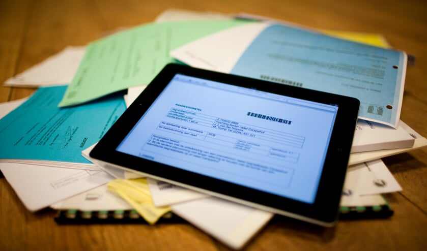 De iPad gaat alle honderden raadsstukken vervangen. De papierstapel past in één pdf.