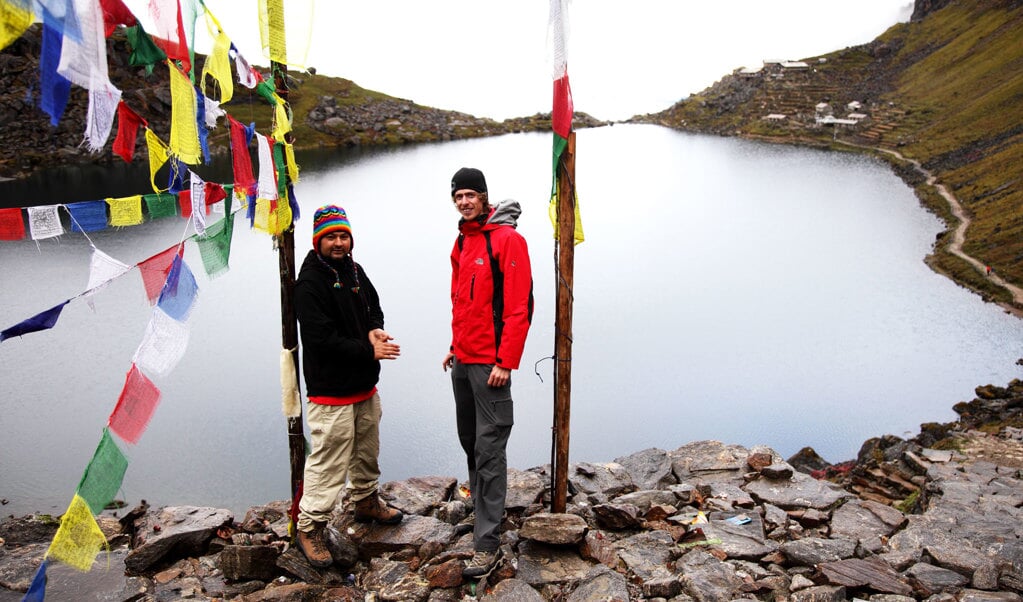 Shiva Rimal (links) en Robert van Waarden in Nepal. Foto: Genji Dong Titung