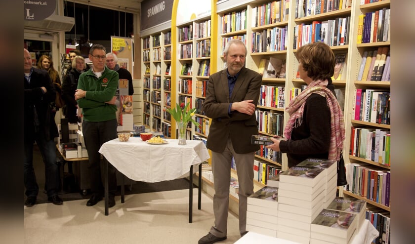 Uitreiking boek door uitgever
