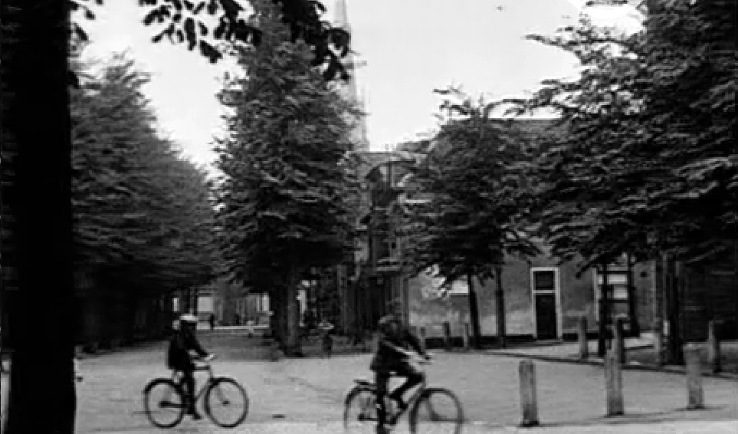Op de Nieuwstraat in het Weesp van 1920.