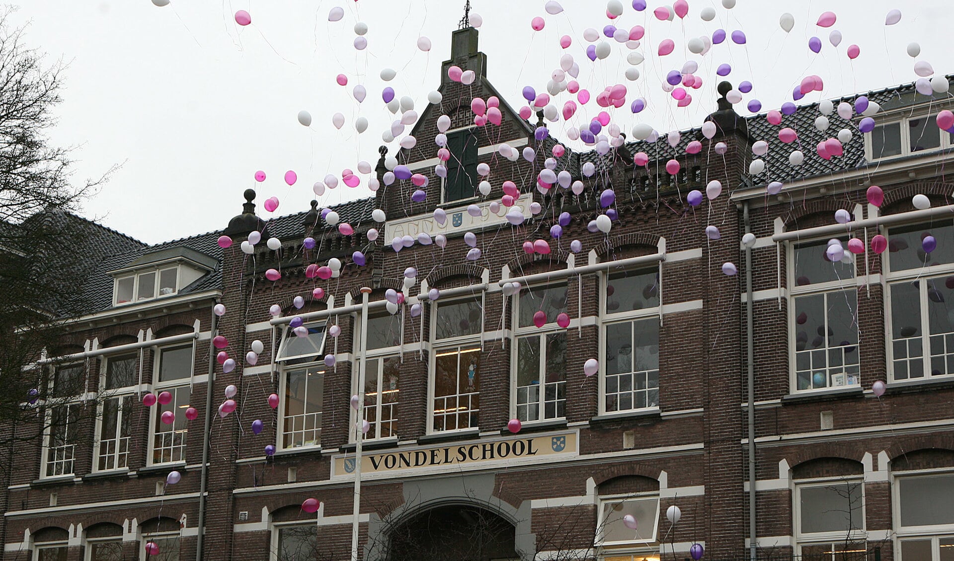 De Vondelschool tijdens de 'herinnerings-bijeenkomst' voor juf Ellis die begin 2012 is overleden, met het oplaten van 470 ballonnen in haar lievelingskleuren. 