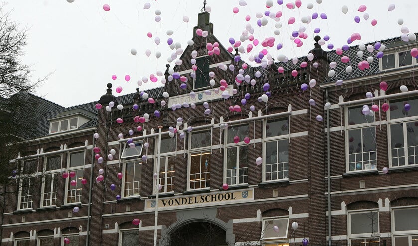 <p>De Vondelschool tijdens de 'herinnerings-bijeenkomst' voor juf Ellis die begin 2012 is overleden, met het oplaten van 470 ballonnen in haar lievelingskleuren. </p>