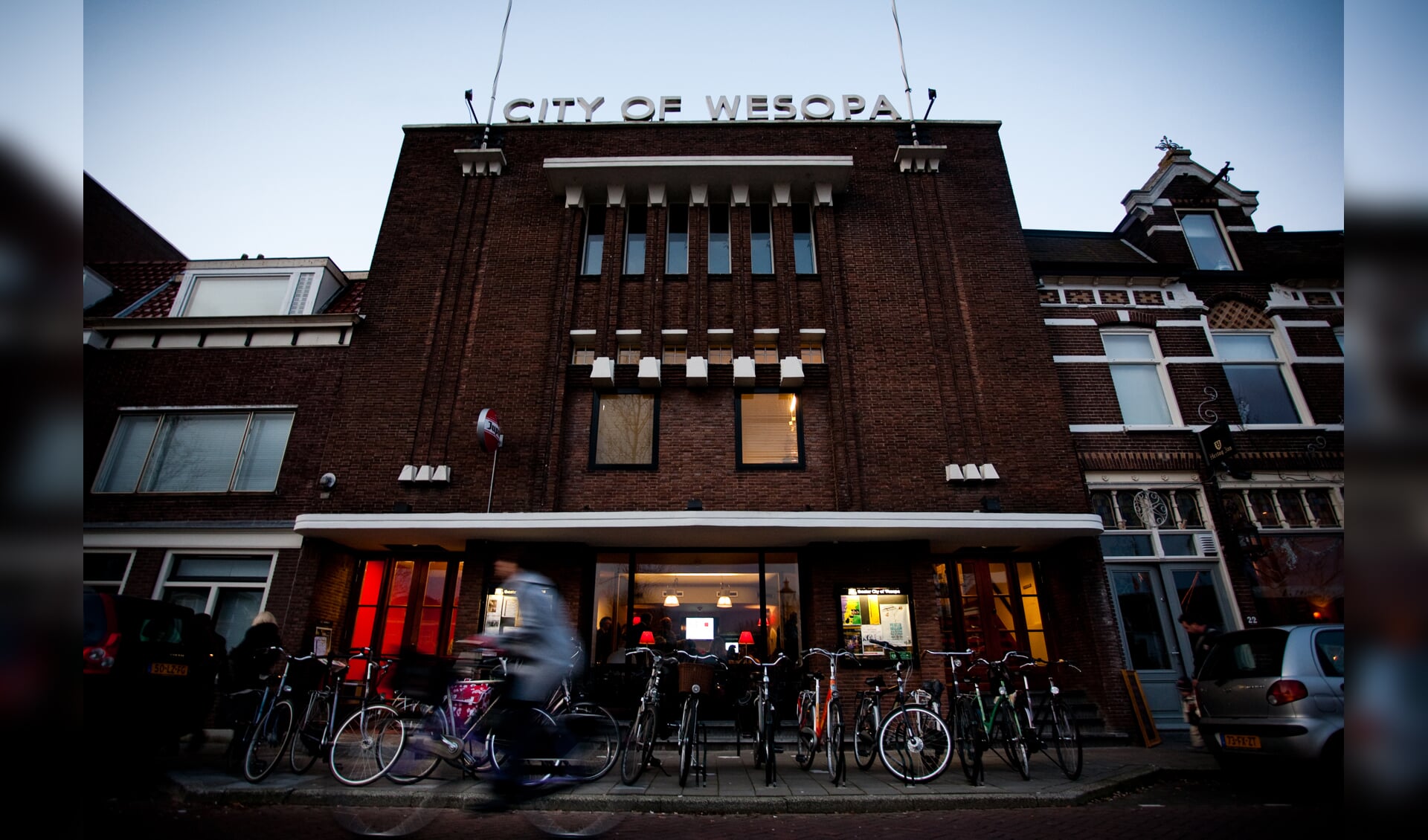 Het vernieuwde theater ligt er sfeervol bij