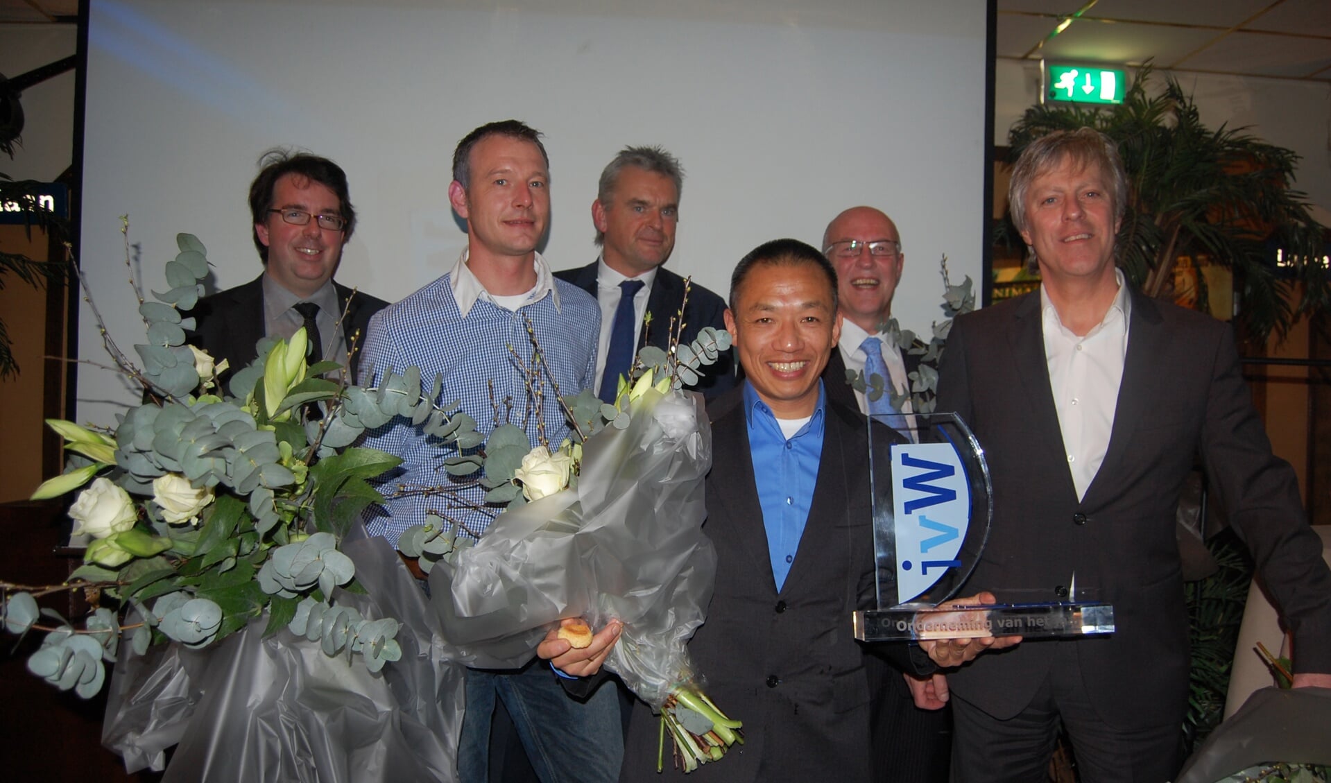 Omnimark is trots op de IVW-award, vooraan directeur Hwie-Bing Kwee.