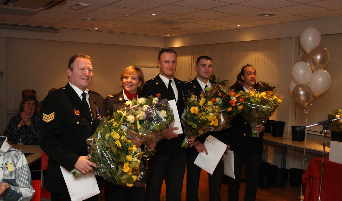 Bloemen voor de jubilarissen die 12,5 jaar bij het Bussums korps actief zijn