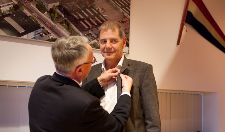 Burgemeester Horseling speldt Henk Nagel zijn lintje op