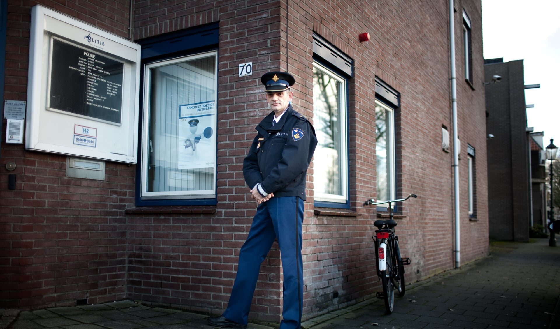 Henk van den Dikkenberg voor het Weesper politiebureau