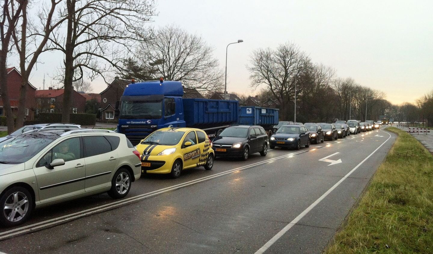 Het verkeer staat vast op de N236 bij Weesp.