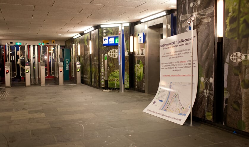 Bord in de stationshal voor werknemers