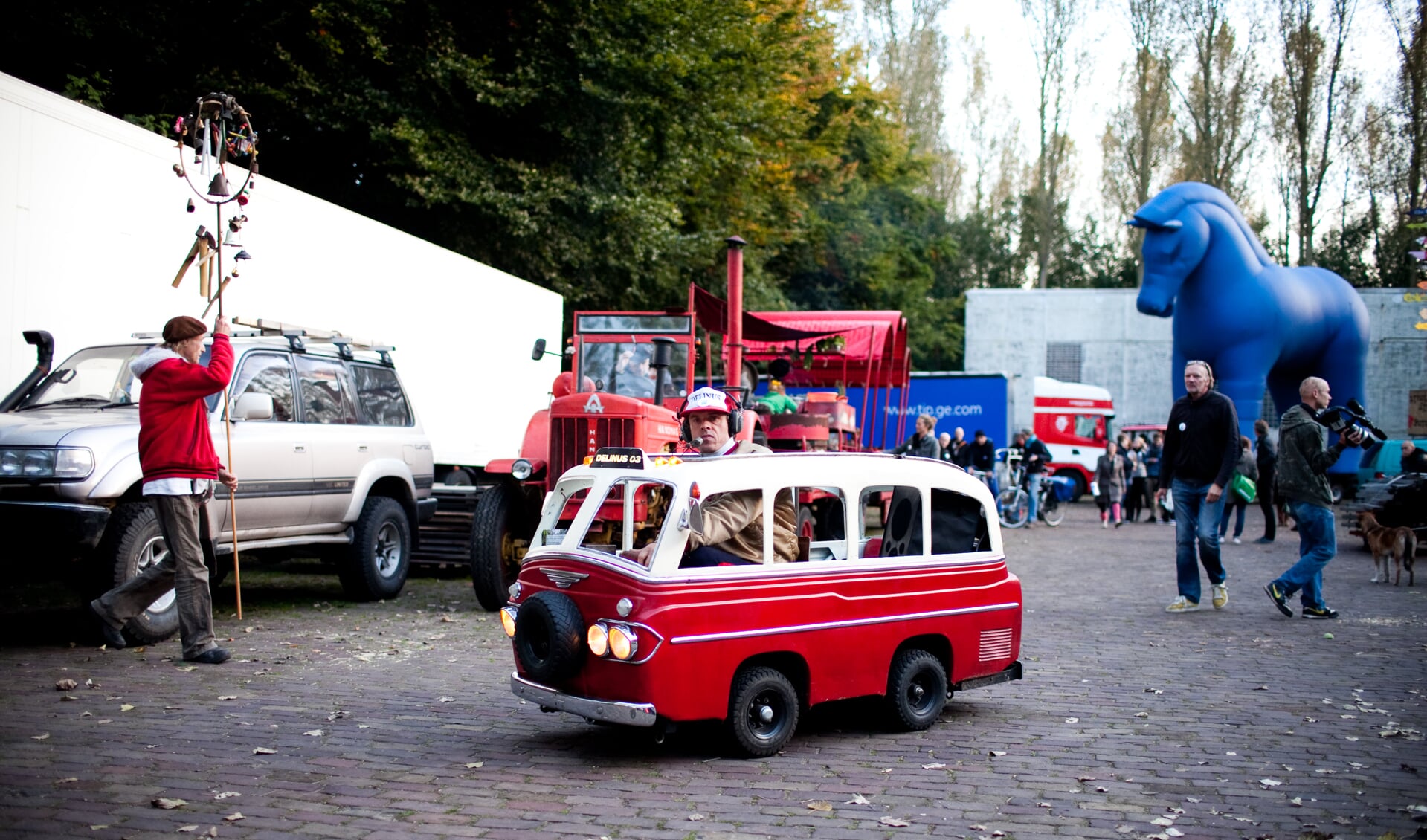 Domijners gaan in creatieve parade naar stadhuis.