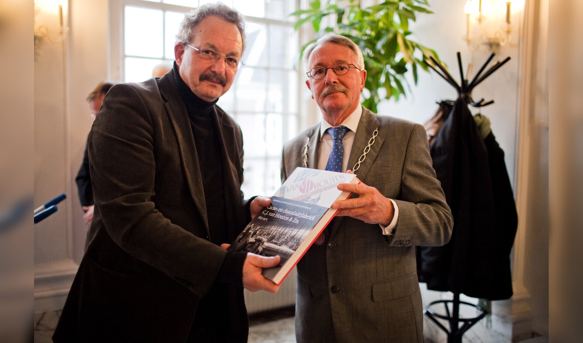 Burgemeester Horseling krijgt speciaal exemplaar van boek