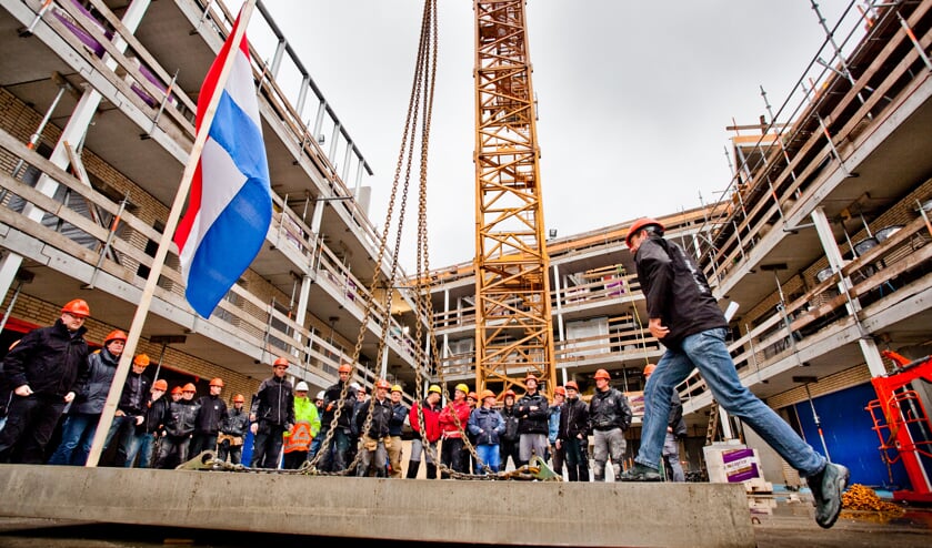 Nederlandse vlag wordt gehesen.