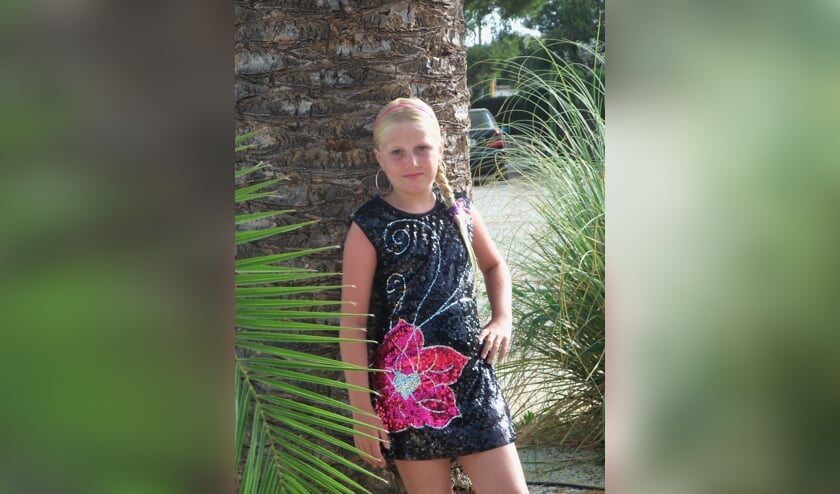 Eva doneerde haar lange haar aan de Stichting Haarwensen