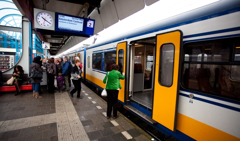 Treinen staan stil op station.