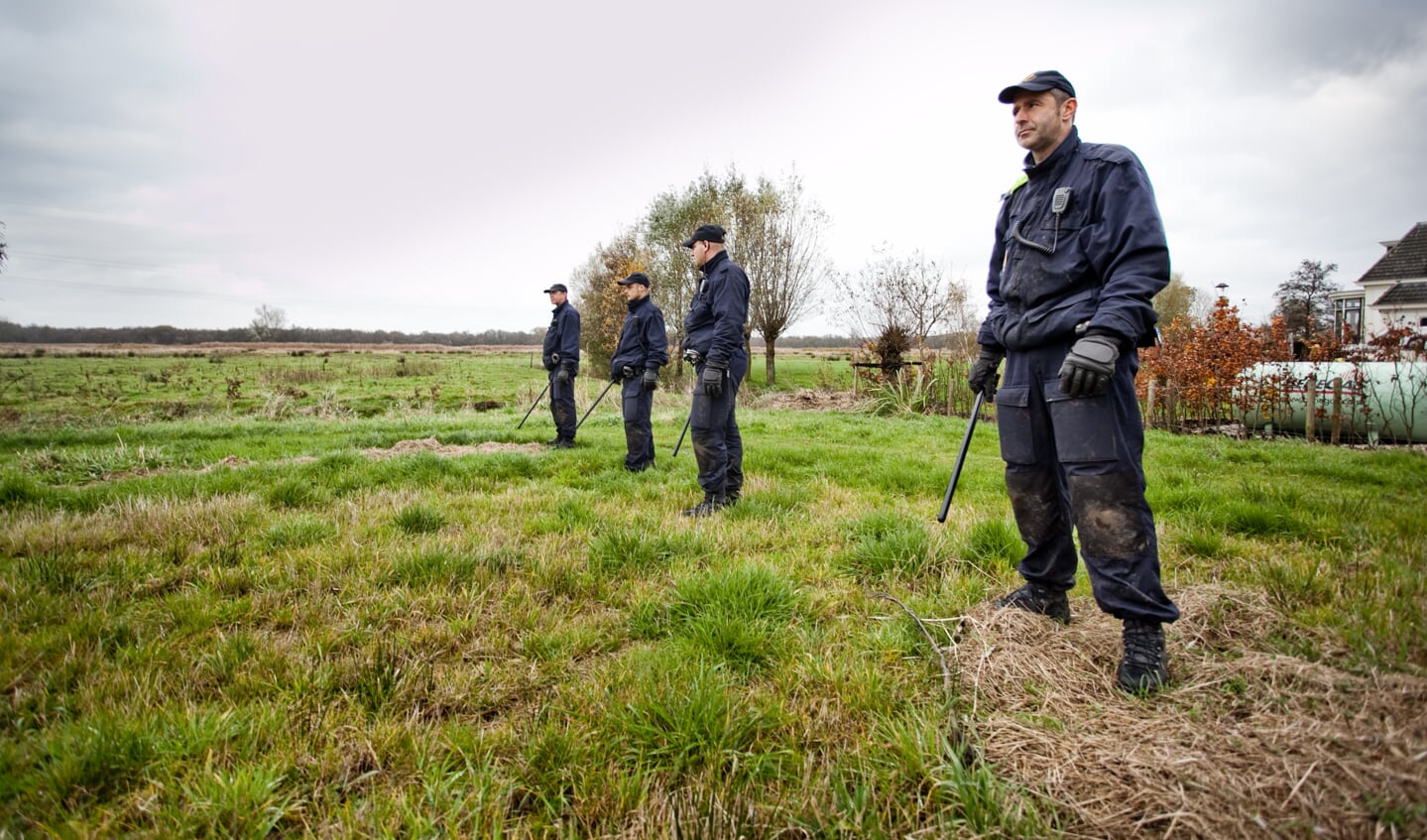 ME zoekt in linie in de weilanden rond Uitermeer.