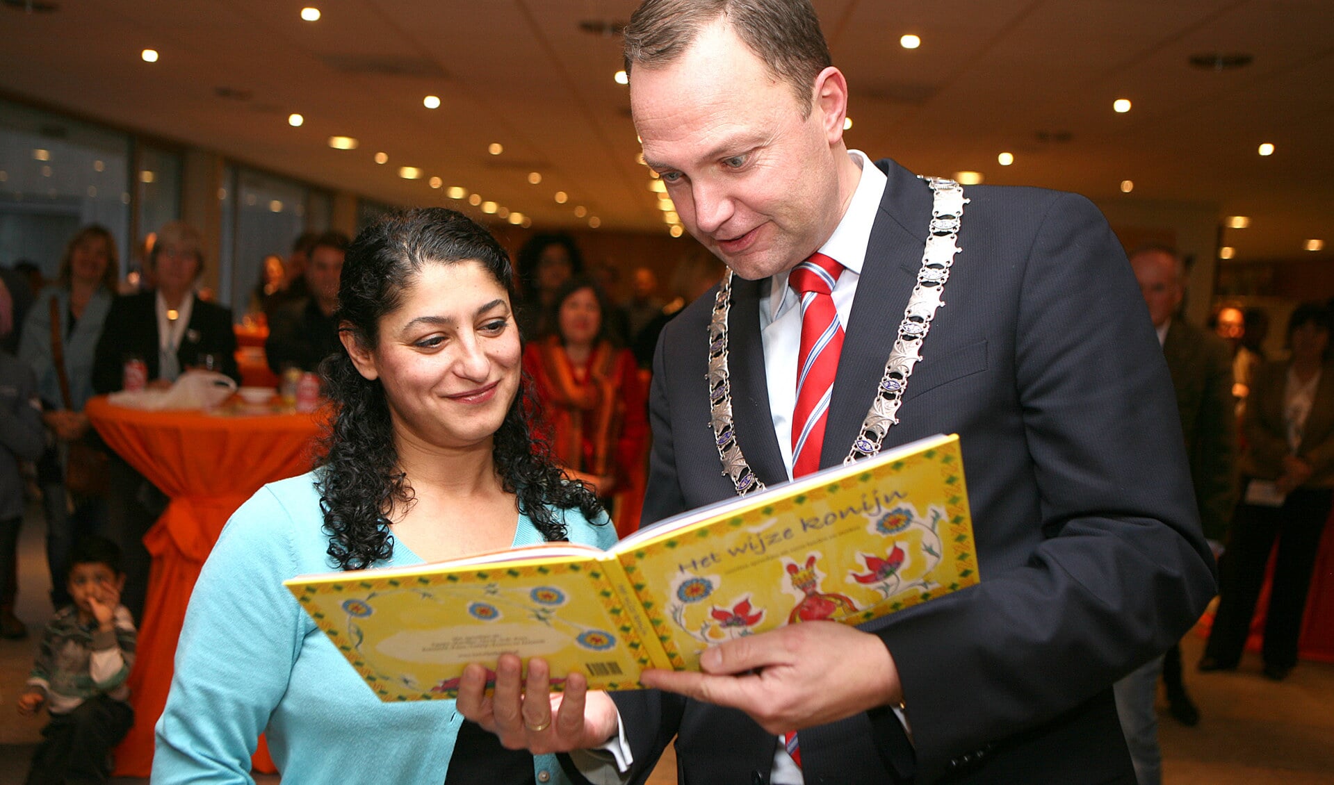 De burgemeester bekijkt het eerste boek