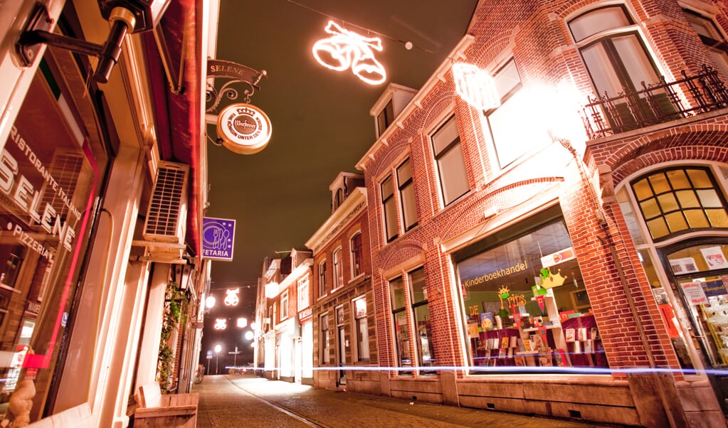 Feestverlichting hangt weer in Slijkstraat