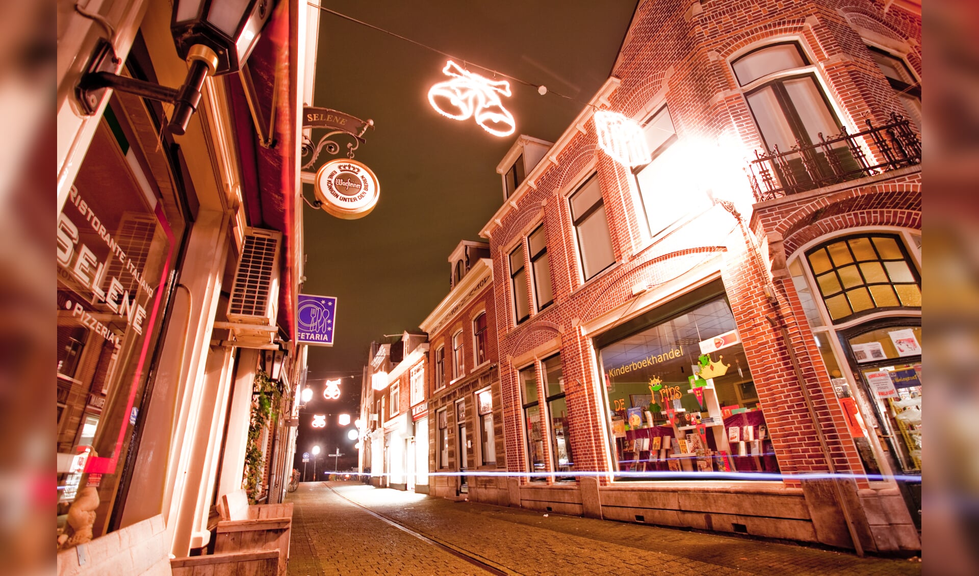 Feestverlichting hangt weer in Slijkstraat