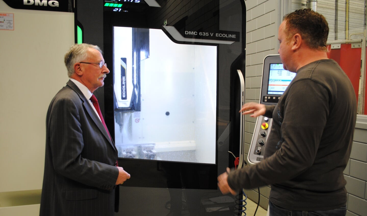 De burgemeester krijgt uitleg met één van de nieuwste machines.