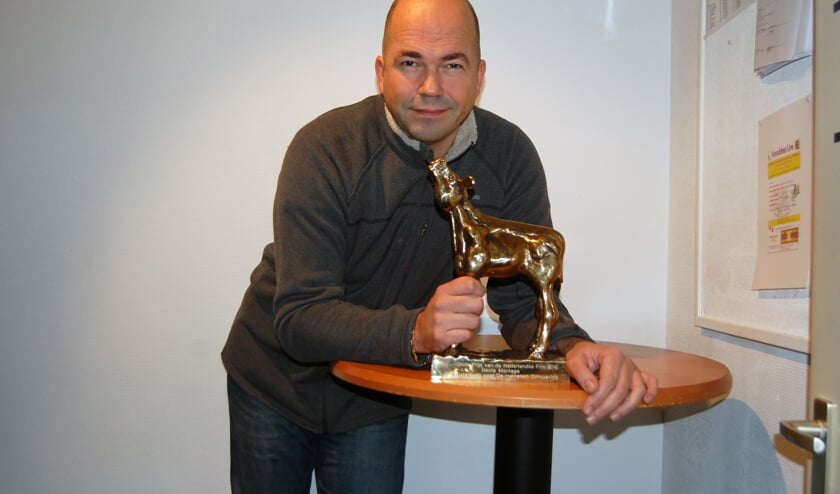 Weesper editor JP Luijsterburg en zijn Gouden Kalf.