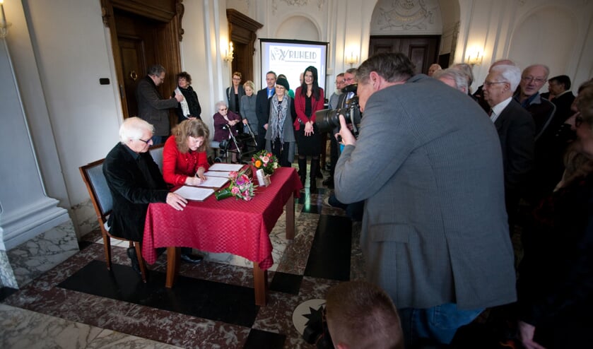 Onder grote belangstelling werd het archief in 2012 overgedragen