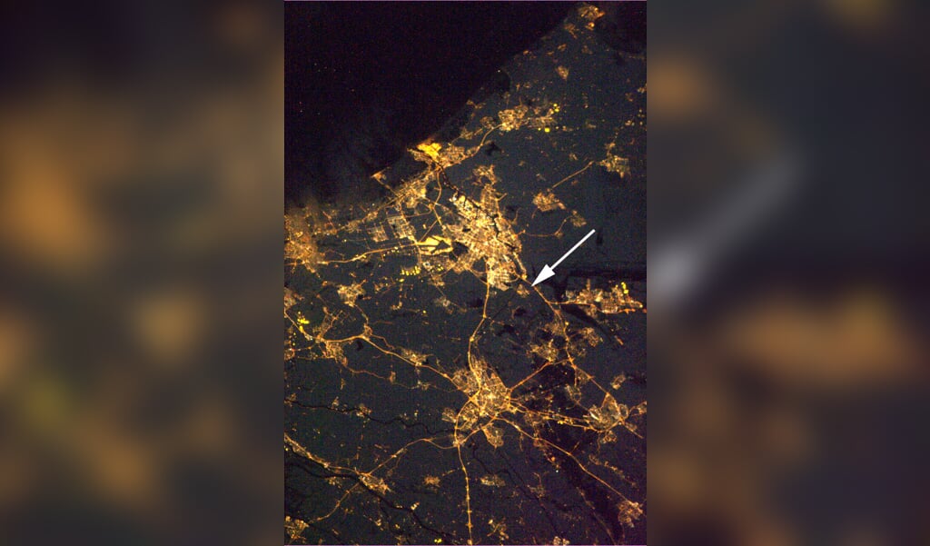 Weesp (bij de pijl) in het besneeuwde Nederland, gezien vanuit de ruimte