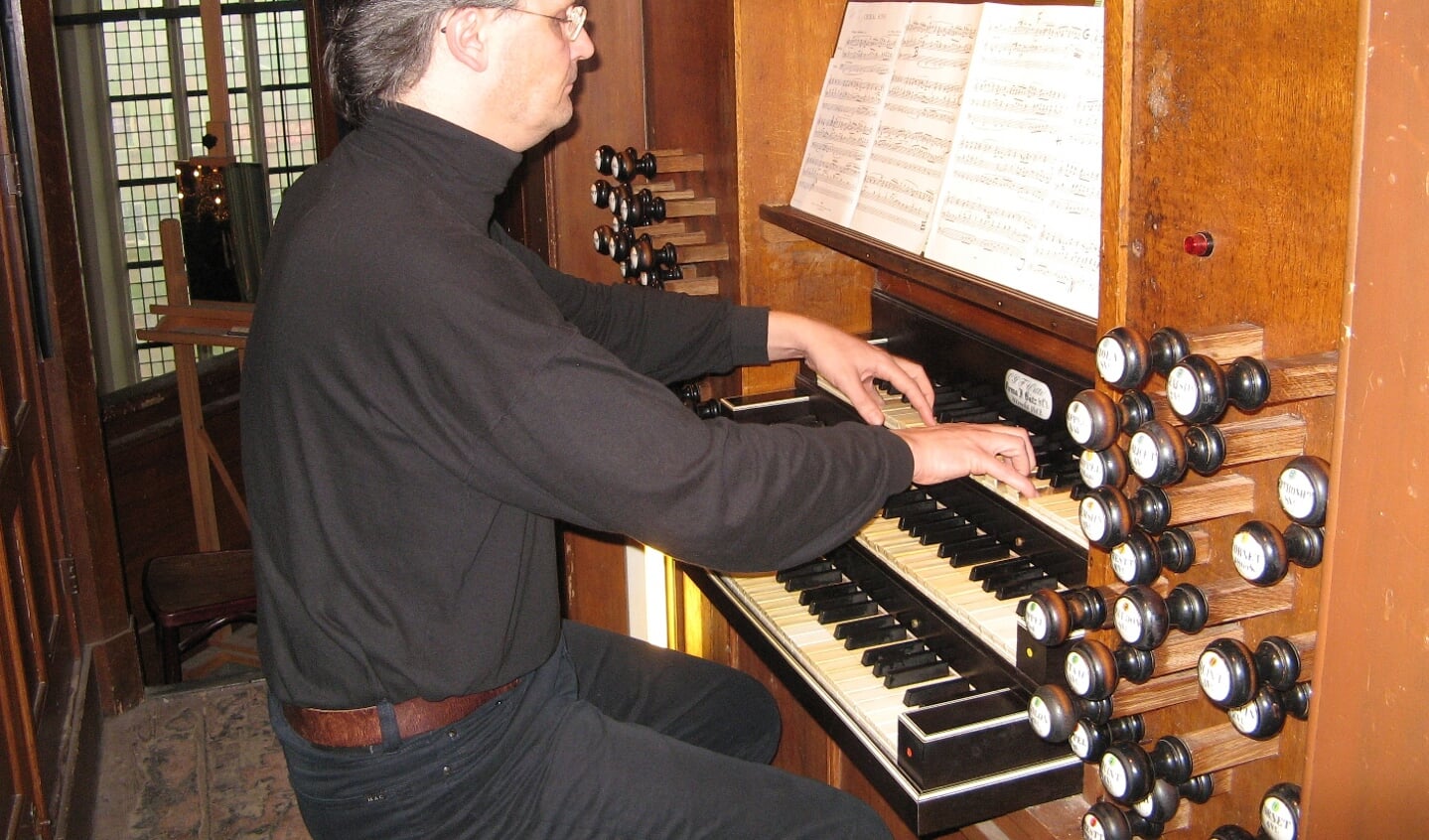 Wybe kooijmans bespeelt het orgel in de Grote Kerk van Naarden.
