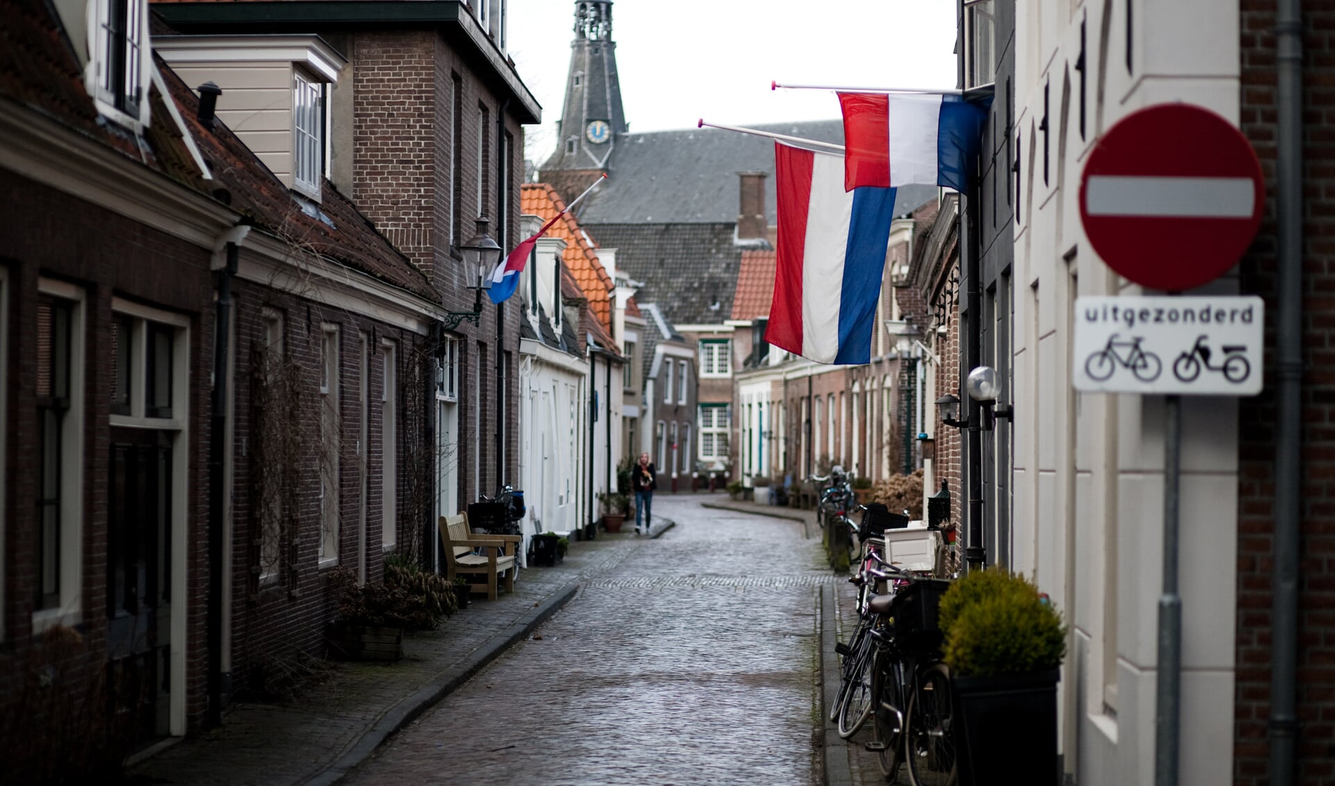 De vlaggen in de Middenstraat gaan halfstok