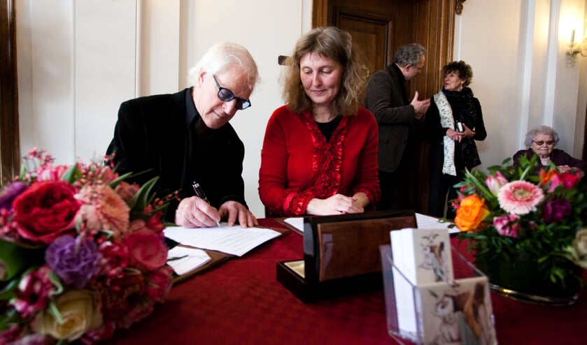 Met een handtekening werd het hele archief overgedragen