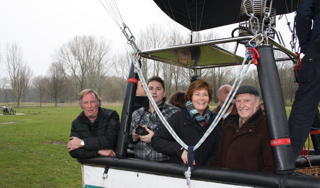 Teus Vos (rechts) in de luchtballon