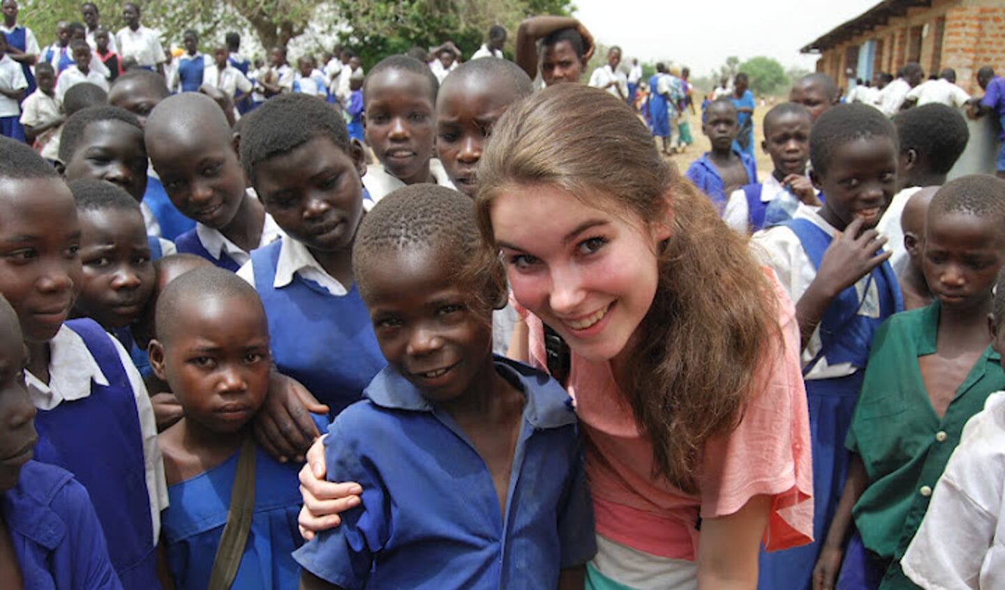 Hannah samen met een Oegandees jongetje