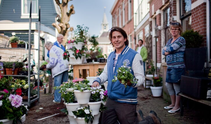 2012: Lodewijk Hoekstra plant nieuwe bloemen in de Emmastraat