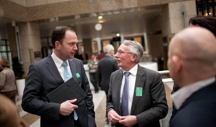 Burgemeester Schoenmaker (links) in gesprek met zijn Weesper collega Horseling.