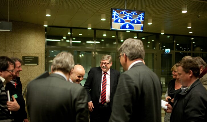 Van Beek (m) tijdens het debat in de Kamer, samen met de wethouder van Bussum.