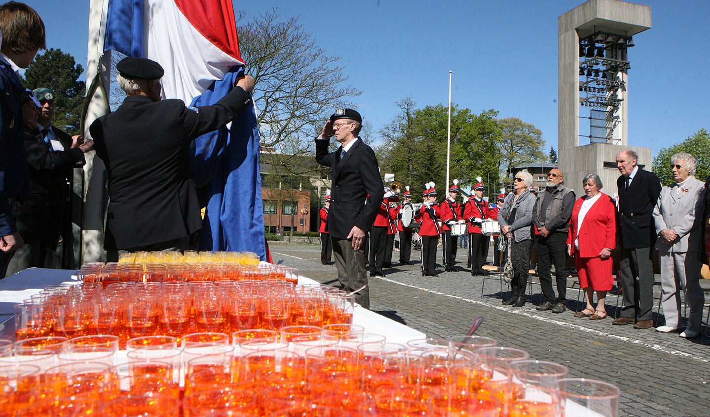 De vlaggenparade op het raadhuisplein, de officiele start van Kop