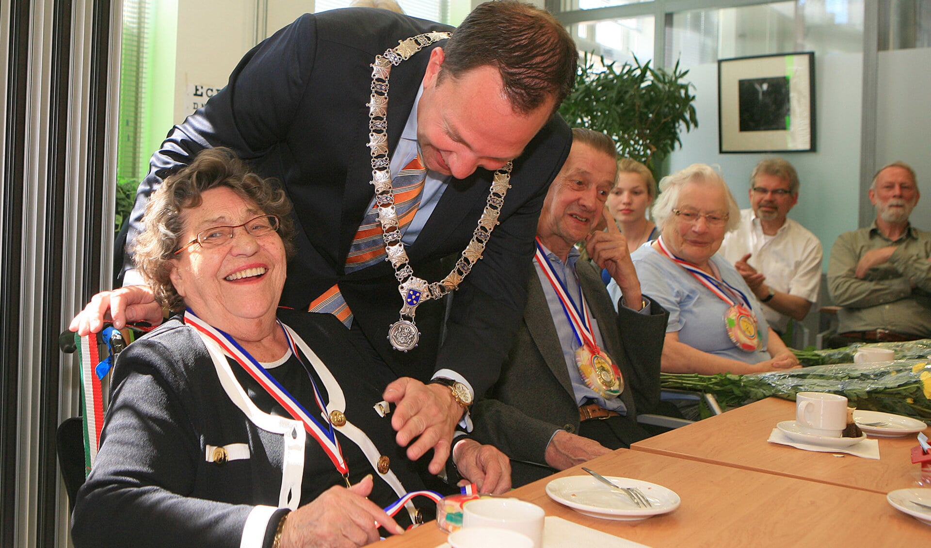 Burgemeester Schoenmaker reikt de medailles uit aan de deelnemers van 2011.