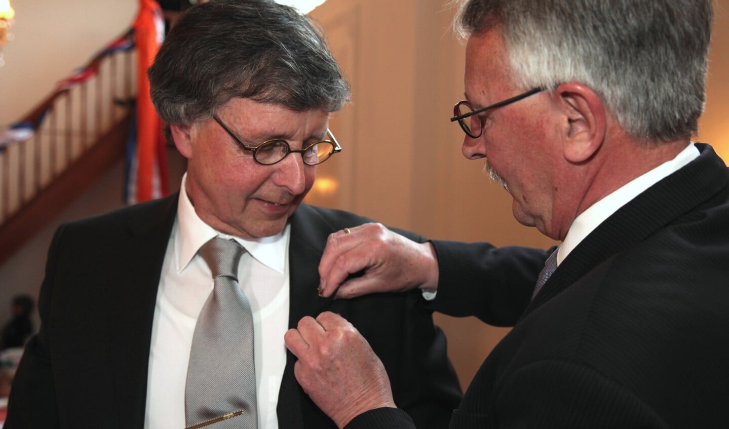 Joop van Wijngaarden ontvangt Weesper erespeld.