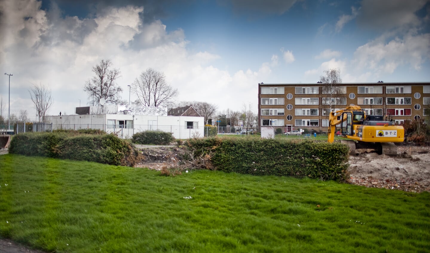 De oude moskee staat nu alleen in het grasveld. De oude Kors Breijerschool is gesloopt.