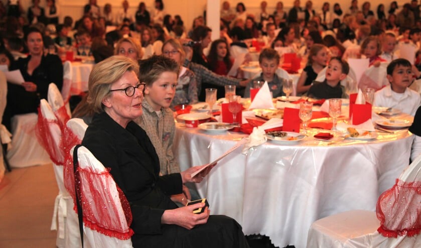 Echtgenote Marga als eregast op het afscheid.