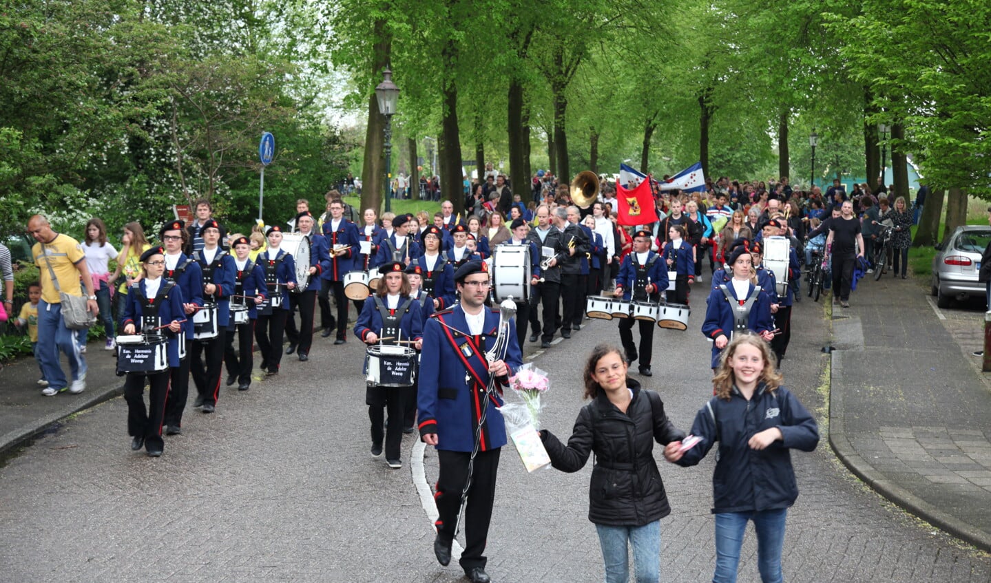 Massaal achter de muziek aan.