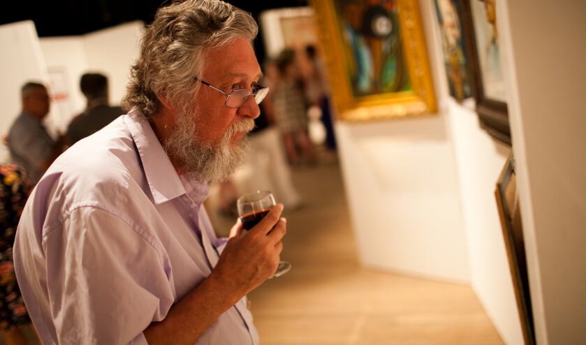 Ronald Jansen bekijkt kunst tijdens Weespers aan de Wand 2012