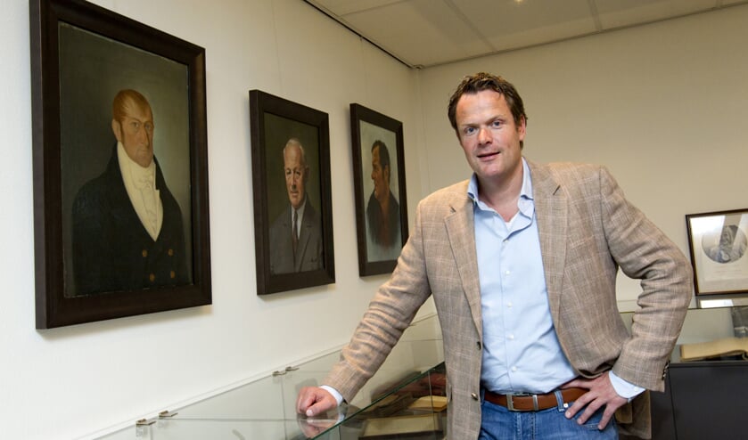 Marc Smit is de zevende generatie in het familiebedrijf. Het portret links is van grondlegger Albert Smit (1821)