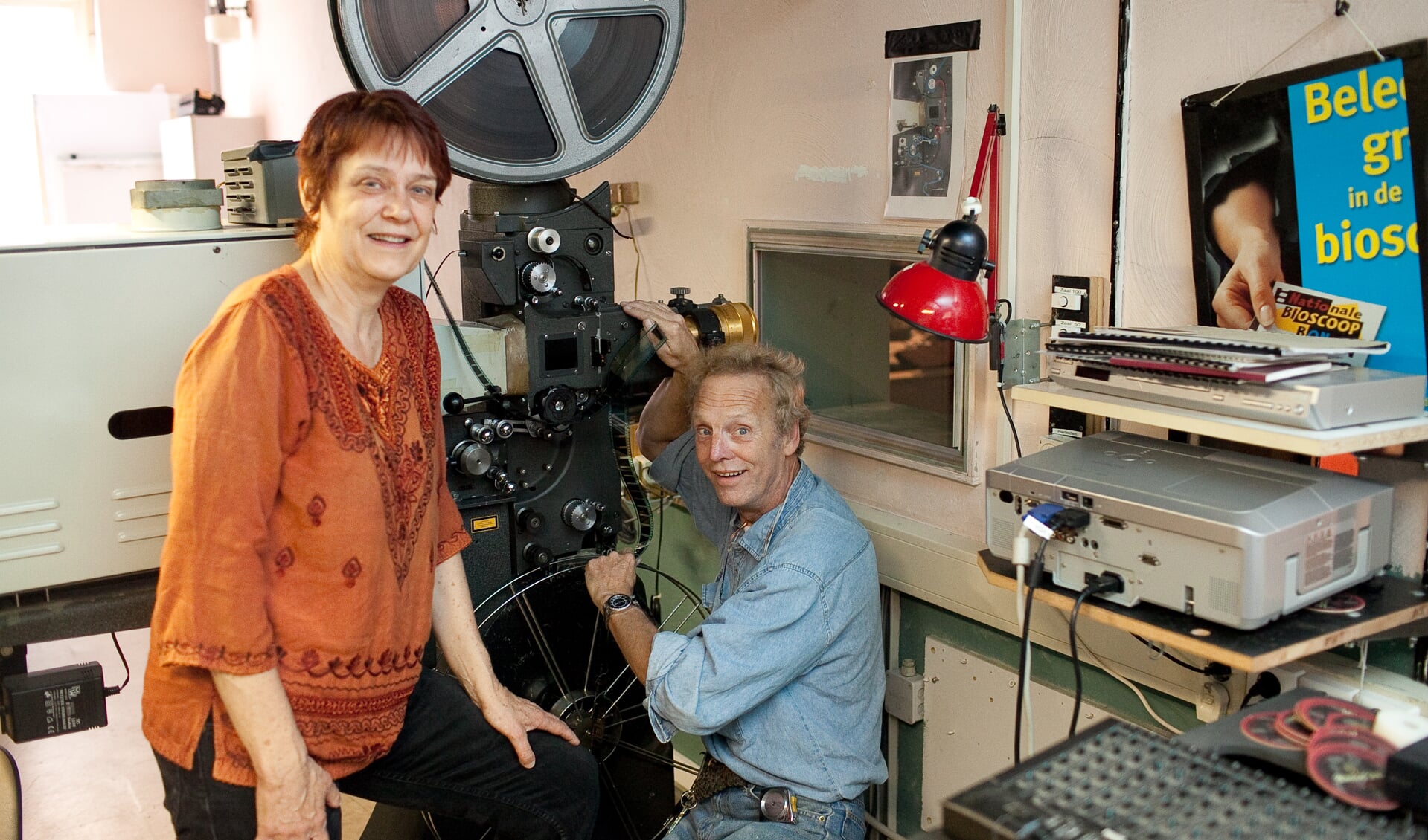 Marian Doorn en Frank ten Brink halen de laatste 35mm-film van de projector