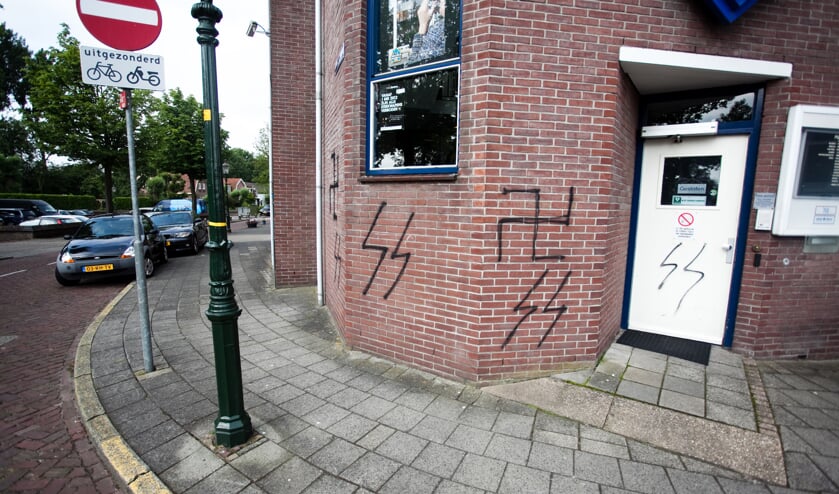 Hakenkruisen en SS-tekens op politiebureau