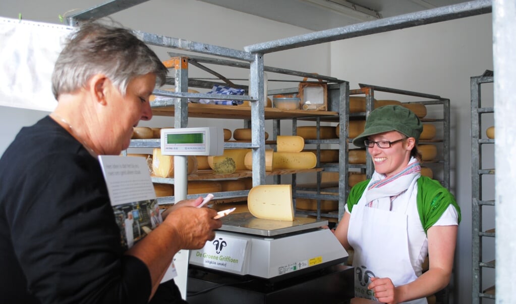 Nu nog tussen de kazen, straks een eigen boerderijwinkel