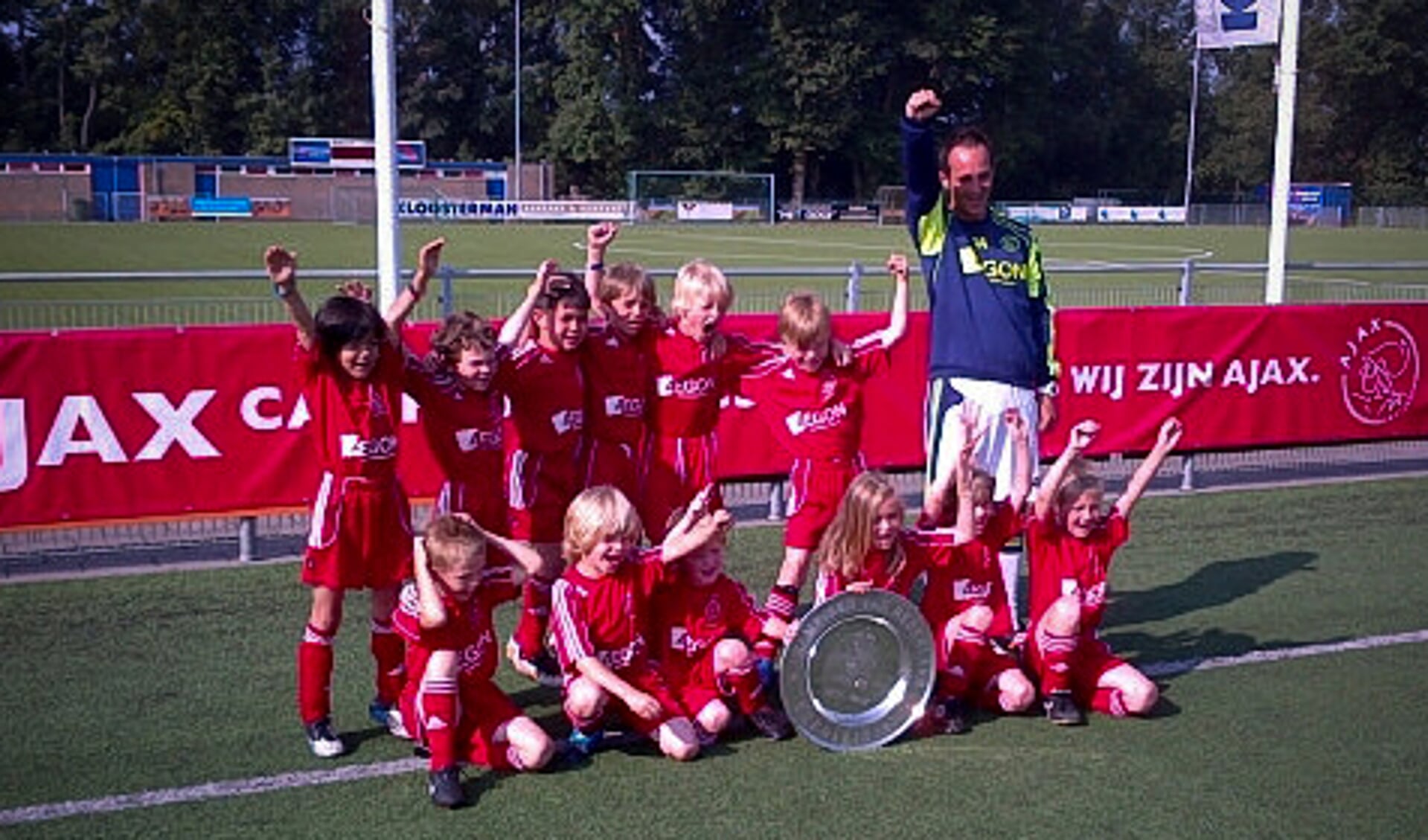 Ajax twitterde zelf al snel een foto van de trotse voetballertjes.