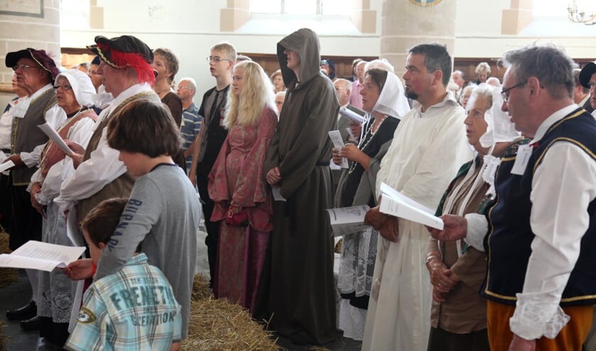 Een kerk vol allerlei pluimage.