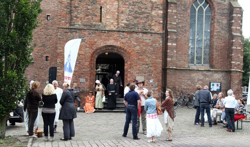 Naar buiten voor het carrillonconcert.