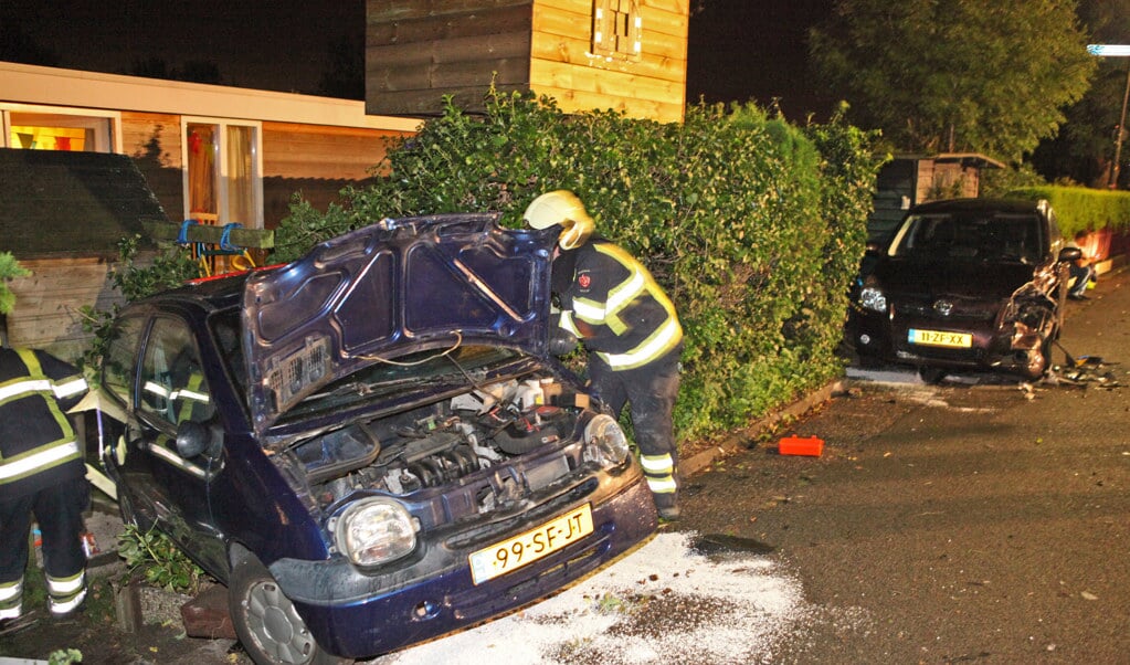 Twee geparkeerde auto's in puin na aanrijding. Foto: Fotomix.nl