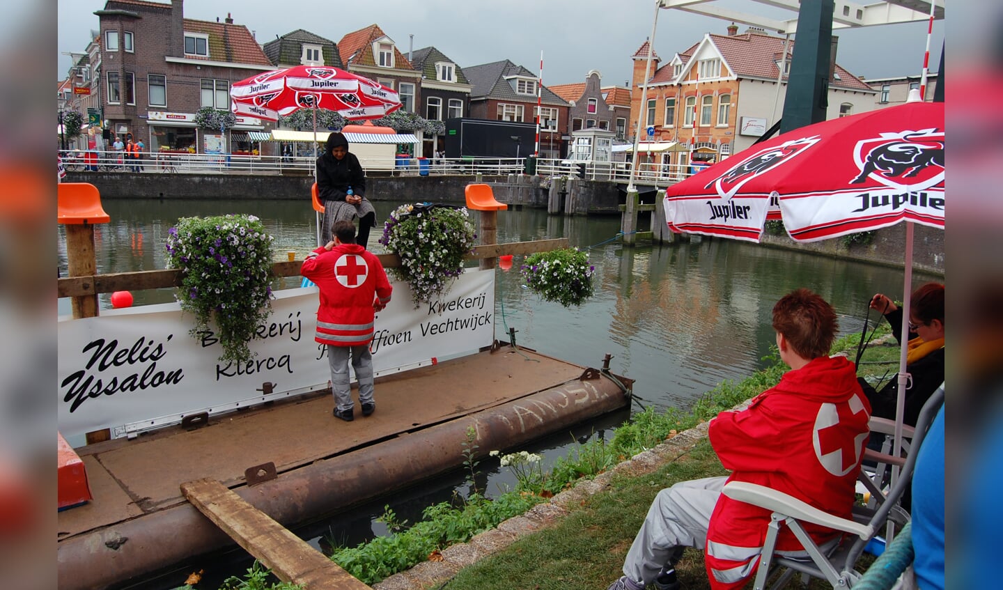 Rode Kruis-medewerkers tijdens het paalzitten Sluis-en-Bruggenfeest